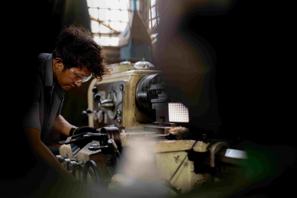 Salah satu tantangan implementasi digital adalah masih mengandalkan alat atau mesin lama.