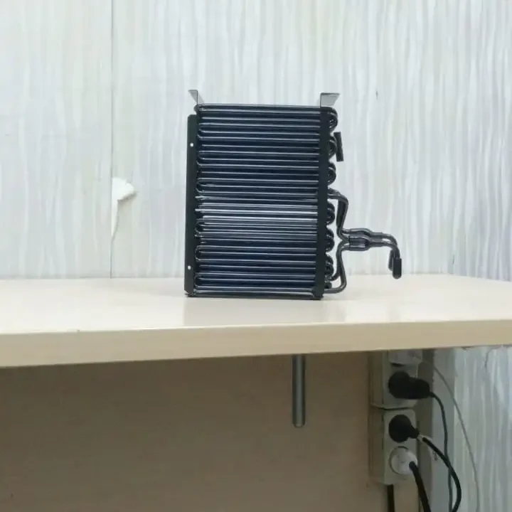 fungsi dari kondensor bare tube adalah menurunkan suhu refrigeran dari kompresor tanpa harus mencemaskan debu yang terperangkap pada kisi-kisi.