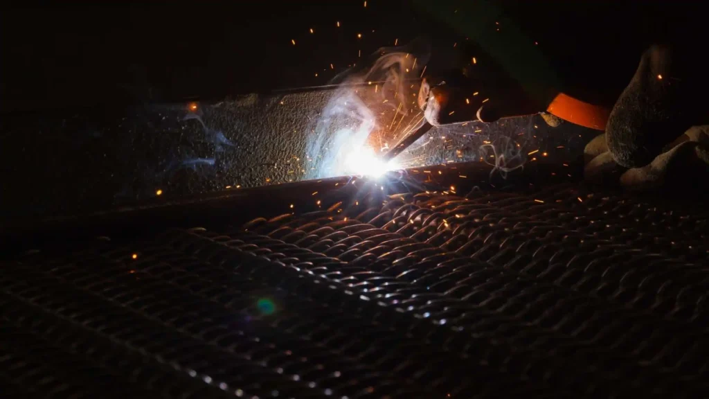 proses pengelasan arc welding pada besi yang menghasilkan fume welding atau asap las.