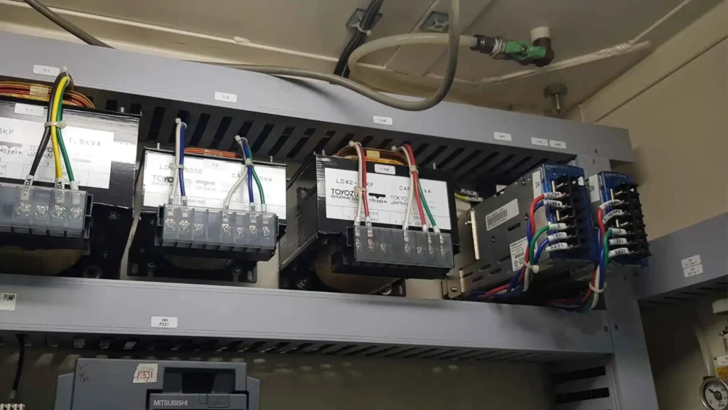 Komponen panel kontrol menjadi salah satu faktor yang dapat mengurangi kapasitas pendinginan jika perangkat elektronik menghalangi aliran udara dingin.