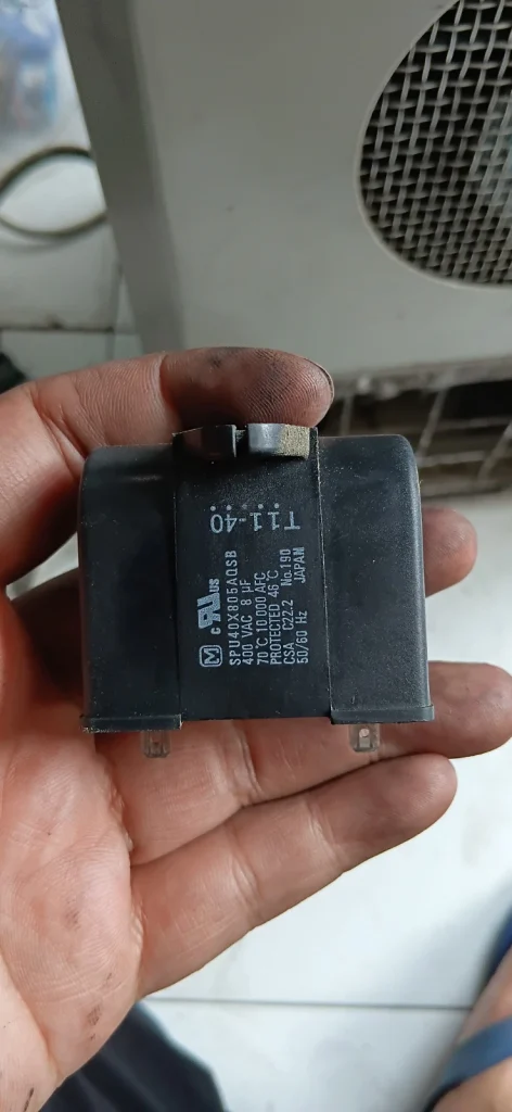 Salah satu ciri kapasitor ac panel mulai rusak adalah bentuk fisik yang gembung.